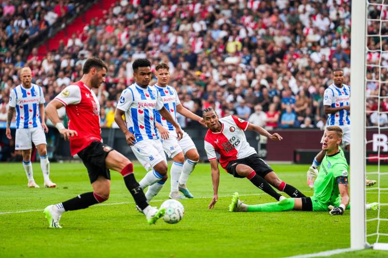 Santiago Giménez con gol y asistencia en goleada del Feyenoord