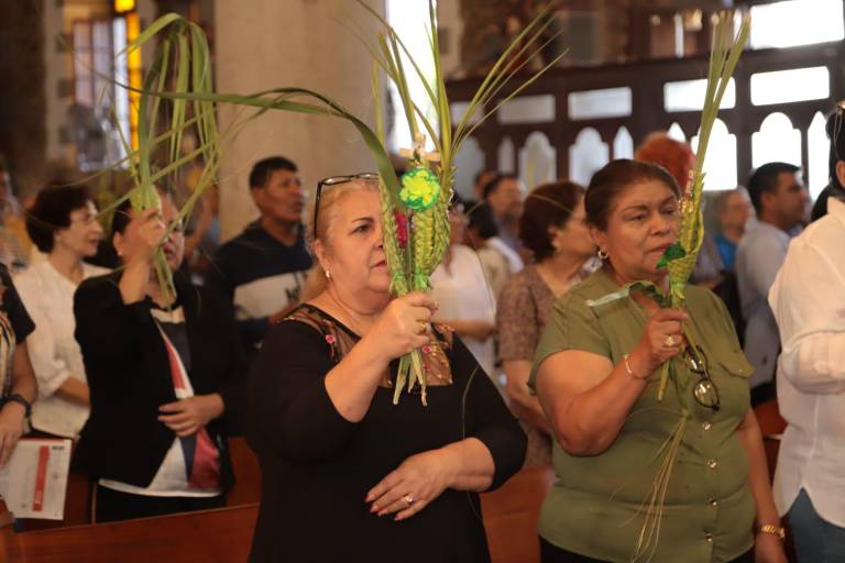 Encabeza Obispo de Mazatlán bendición de palmas en Catedral este Domingo de Ramos