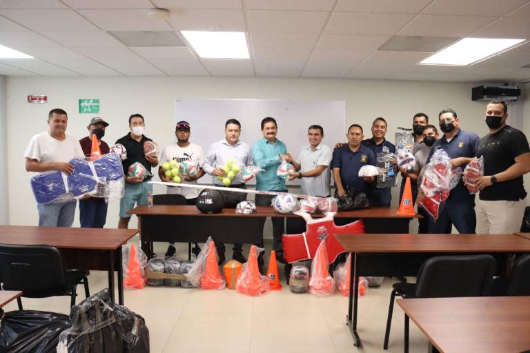 Gilberto Berrelleza entrega material deportivo en Unidades Regionales de la UAS