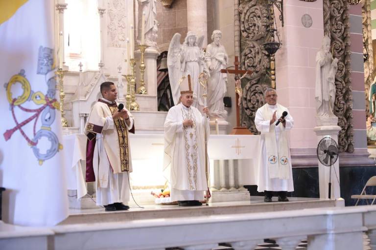 Piden a Dios que bendiga a las madres de familia y que les dé la luz y sabiduría para conducir a sus hijos