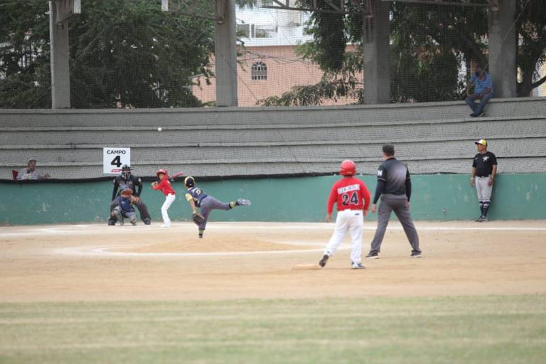 Liga Mazatlán explota a la ofensiva y noquea a Rieleros en el Mazatlán Baseball Tournament