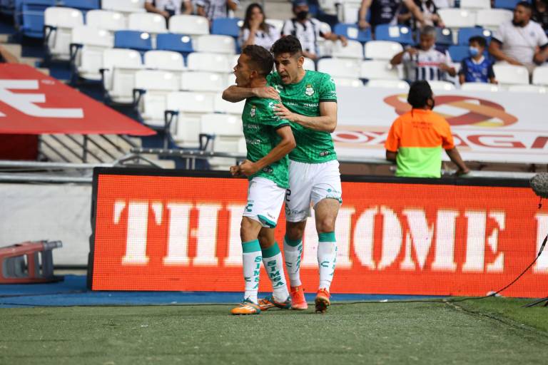 Pese a polémica, Santos elimina al Monterrey