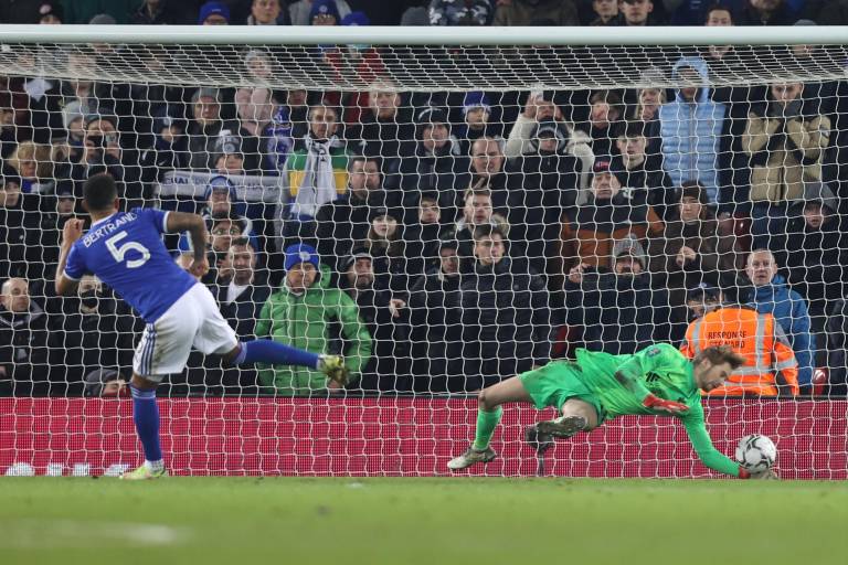 Liverpool vence al Leicester City en penaltis y avanza a semifinales en la Copa Carabao