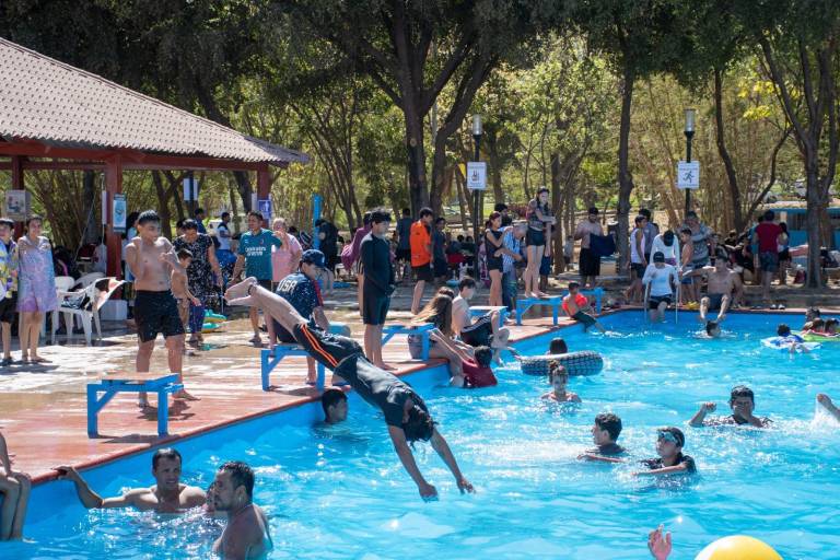 Familias de Culiacán disfrutan balnearios y parques en la ciudad