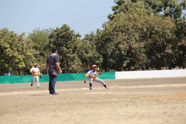 Casita del Plomero está intratable en Beisbol Máster del Chololos