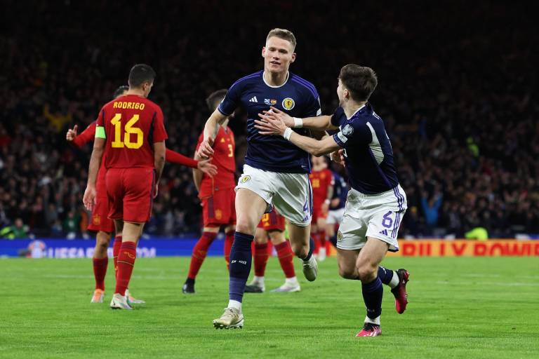 España naufraga en Escocia para ceder el liderato del Grupo A
