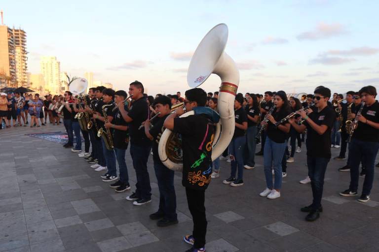 Sorprende la Banda Juvenil DBK, de Caborca, en el malecón