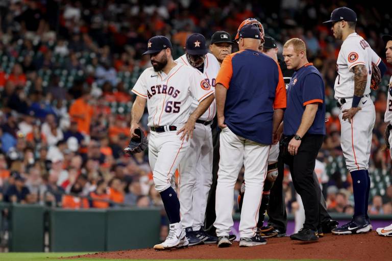 Pítcher sinaloense José Urquidy abandona el juego tras lesionarse, en las mayores