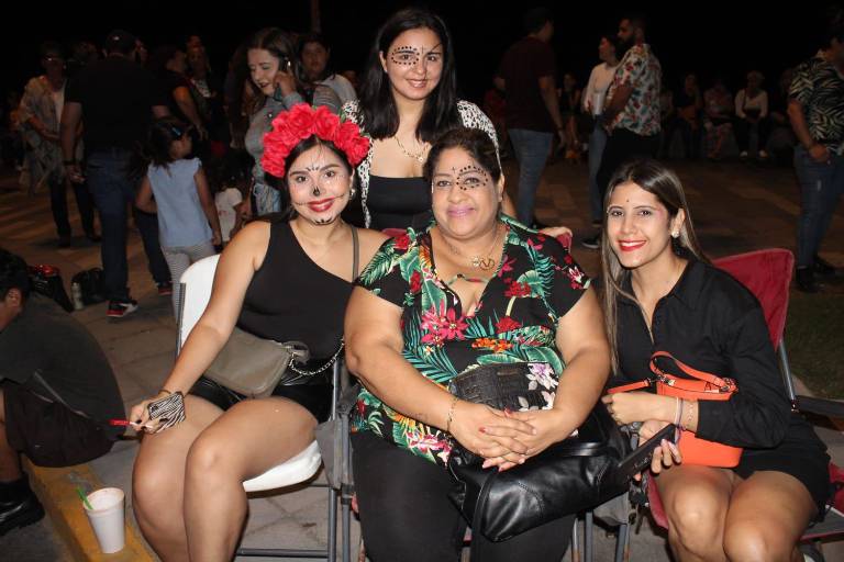 Disfrutan mazatlecos del desfile de Día de Muertos en Olas Altas