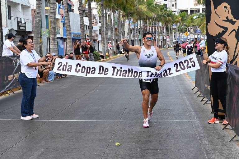 José Luis Zazueta y Antonella Guzmán triunfan en el Triatlón Trimaz 2025