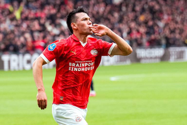 Chucky Lozano comanda con hat-trick goleada del PSV al Ajax