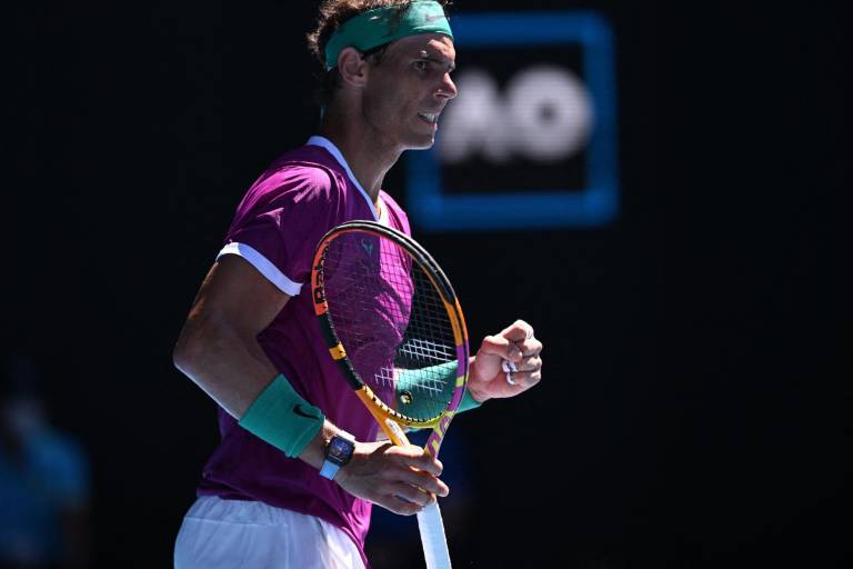 Rafael Nadal se sobrepone a problemas físicos para meterse a semifinales en Australia