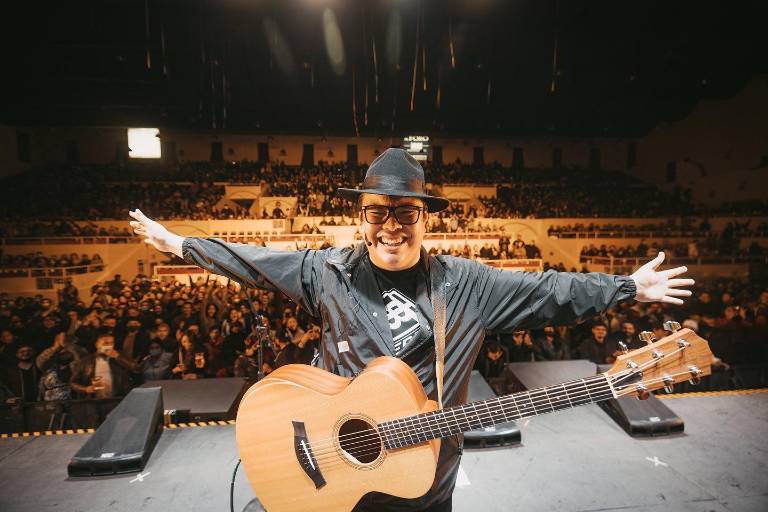 Critican a Franco Escamilla por polémico comentario tras muerte de baterista de Foo Fighters