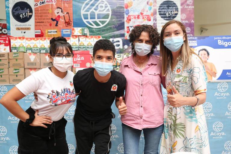 Mazatlecos participan en la campaña Bigotes de Leche