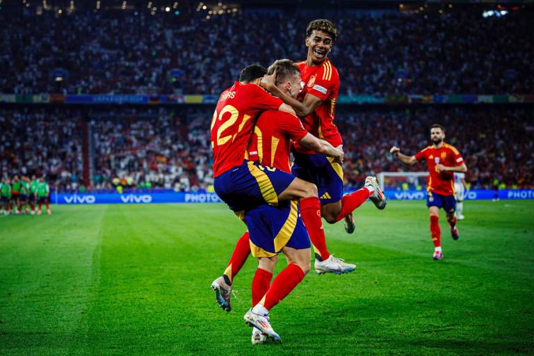 España doblega a Francia y se clasifica a la final de la Euro