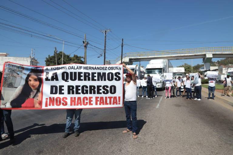 Bloquean Carretera Internacional, en Urías, para exigir el regreso de Yoshimi y su esposo