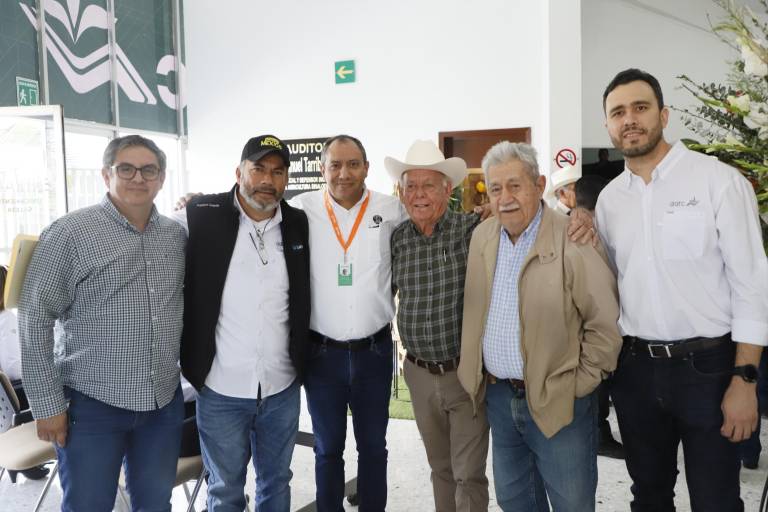Acompañan a Enrique Riveros en su primer informe al frente de la AARC