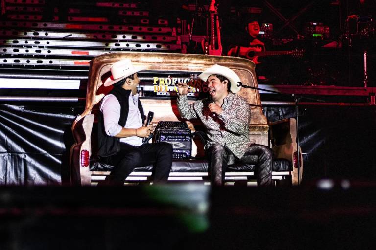 Multan a Julión Álvarez y Alfredo Olivas por cantar corridos en Chihuahua