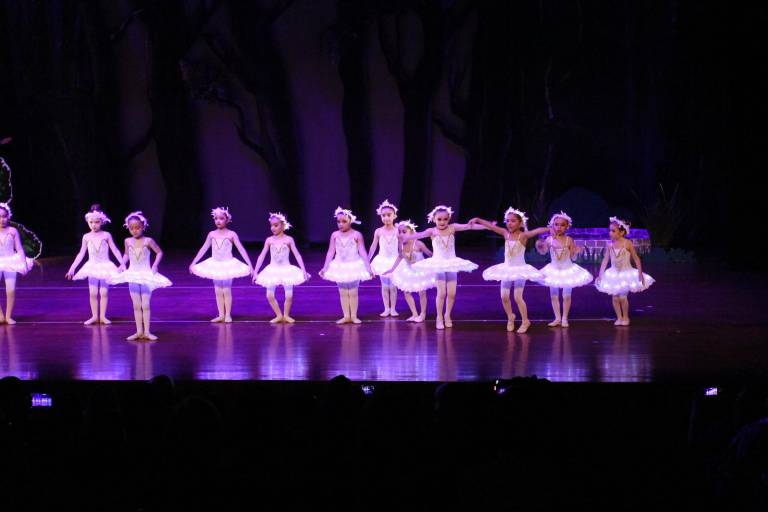 Presentan el musical ‘Ale y el Lobo’ estudiantes del Jean Piaget