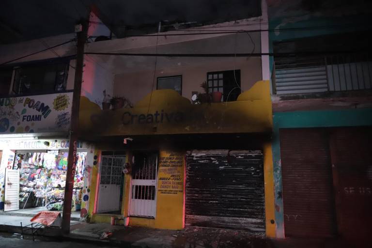 Incendio arrasa con tienda de artículos para fiestas en el Centro de Mazatlán