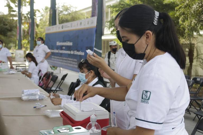 Maestros recibirán vacuna AstraZeneca como refuerzo contra Covid-19, anuncia Cuén Ojeda