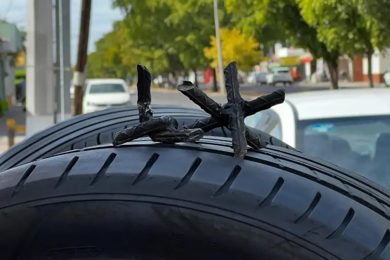Ayuntamiento de Culiacán se niega a pagar daños a vehículos por ponchallantas