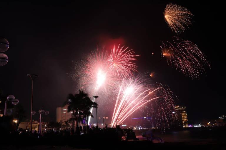 Cientos de personas disfrutan de un show de luces en el cielo de Mazatlán