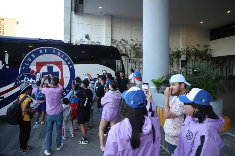 Cruz Azul recibe el cariño de sus aficionados mazatlecos, previo al encuentro de la Jornada 10