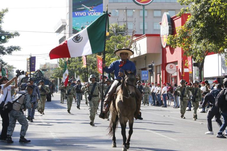 Charros, militares, adelitas y deportistas desfilan en conmemoración de la Revolución Mexicana, en Culiacán