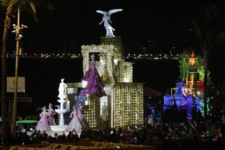 Se despide la realeza con emotividad en el segundo y último desfile del Carnaval de Mazatlán 2024