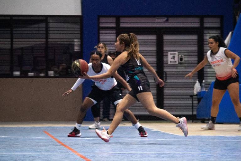 Las Plebes Basketball divide honores en su debut en la Liga Mexicana Profesional de baloncesto