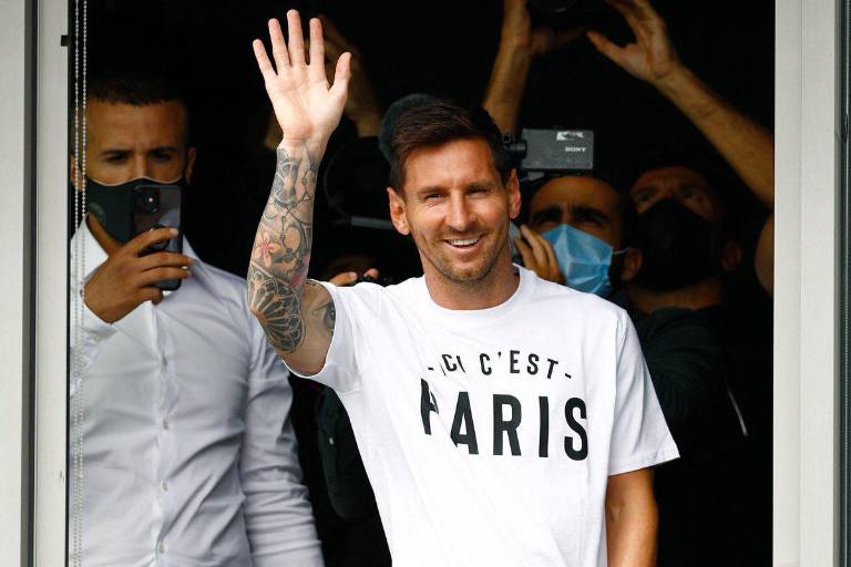 Lionel Messi enloquece a los aficionados del PSG, a su llegada a París