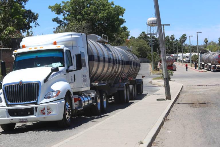 Transportan combustible de Mazatlán a Culiacán ante bloqueo de productores