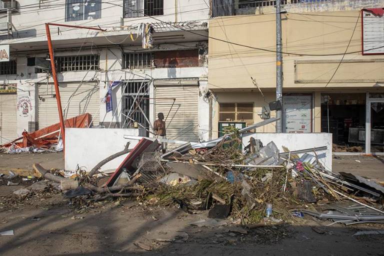 Rebasado relleno sanitario de Acapulco y las calles siguen inundadas de basura después de ‘Otis’