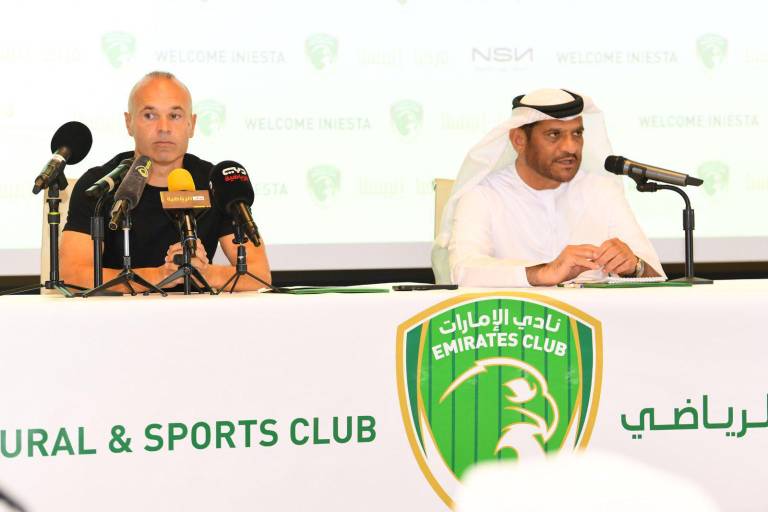 Andrés Iniesta es presentado con el Emirates FC