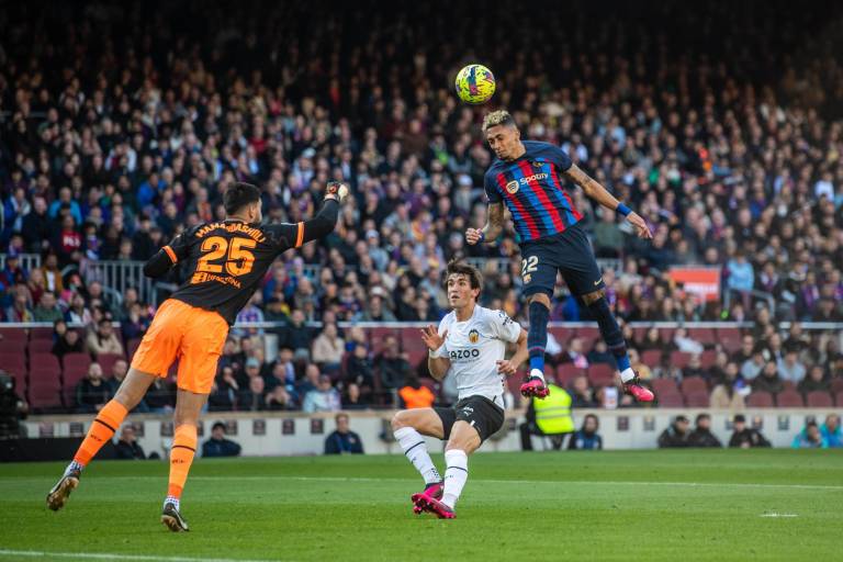 Barcelona se impuso por la mínima al Valencia y no afloja rumbo al título