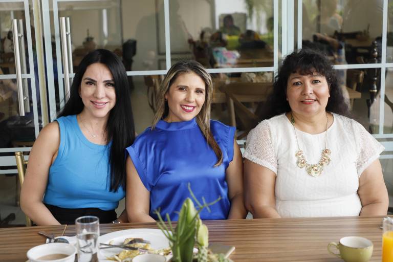 Edna Fong celebra entre amigas