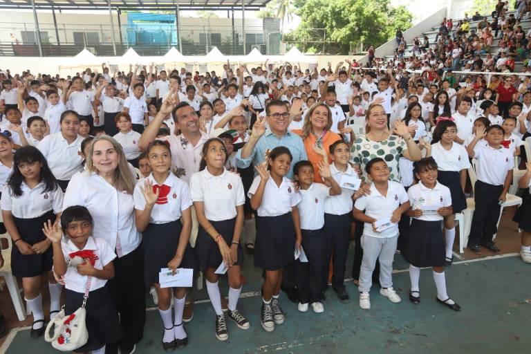 Entregan becas del Programa de Estímulos a la Educación Básica, en Mazatlán