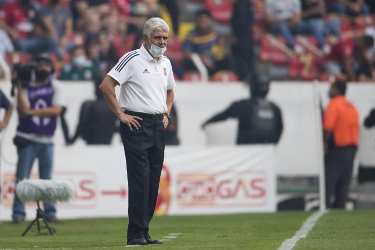 Ricardo Ferretti recibe tremenda ovación al acudir a segunda dosis de vacuna contra Covid-19