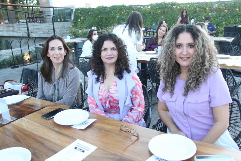 Entre mujeres comparten experiencias