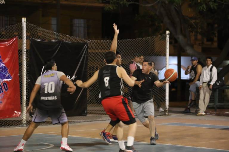 Hotel El Cid corta la línea a Telmex en Baloncesto Empresarial