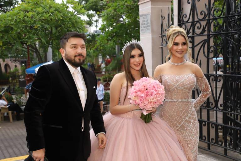 Celebra Poncho Lizárraga los 15 años de su hija Ivanna