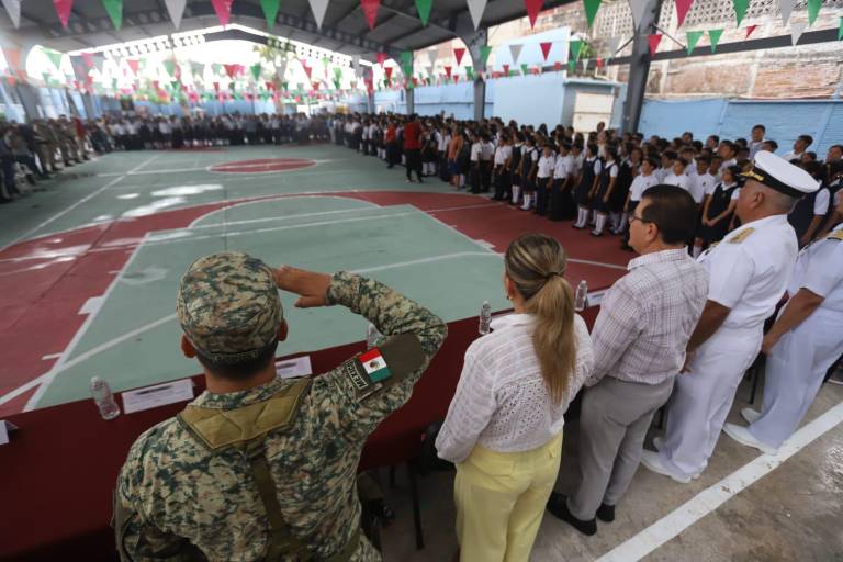 Anima Alcalde de Mazatlán a estudiantes de Secundaria a ser personas de bien durante Lunes Cívico
