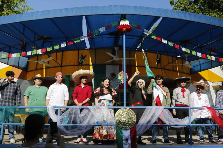 Alumnos del Instituto Senda dan el Grito de Independencia