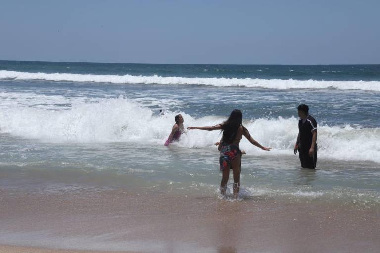 Prevén mayor aumento de bañistas a partir del viernes en Mazatlán