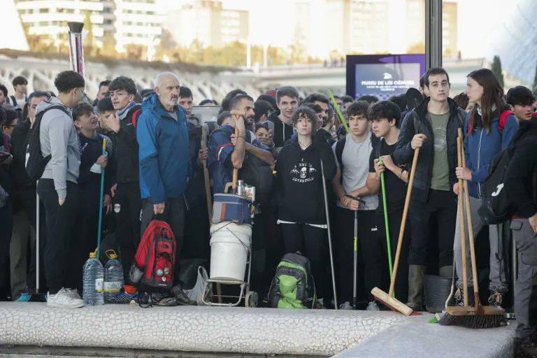 Envía Gobierno de España 10 mil refuerzos a Valencia tras inundaciones