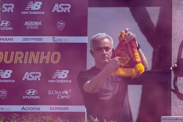 José Mourinho llega a Roma ovacionado por cientos de aficionados