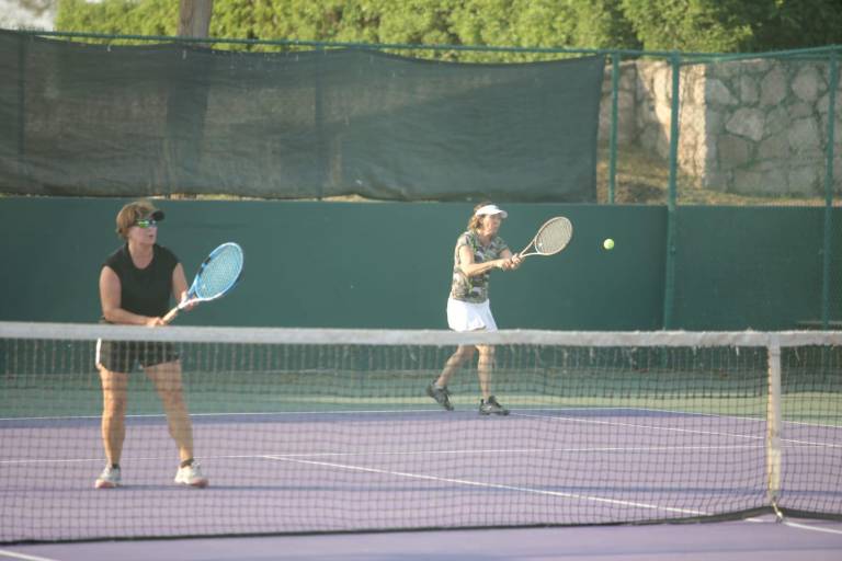 Debutan las damas con emocionante jornada en Torneo de Tenis Copa Amstel Ultra