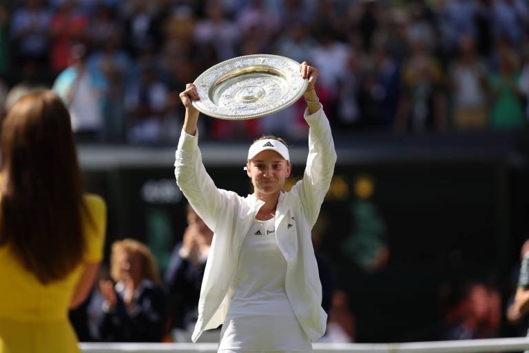 Rybakina gana un histórico título de Wimbledon con una remontada sobre Jabeur