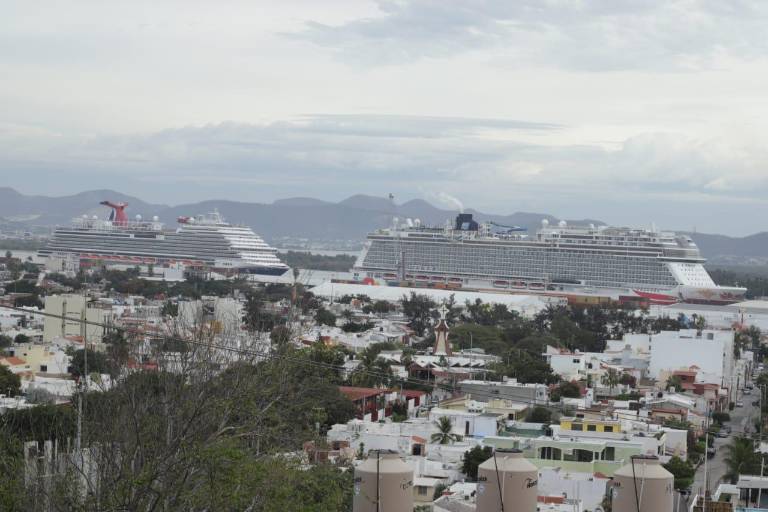 Arriban a Mazatlán los cruceros Norwegian Joy y Carnival Panorama con más de 8 mil turistas